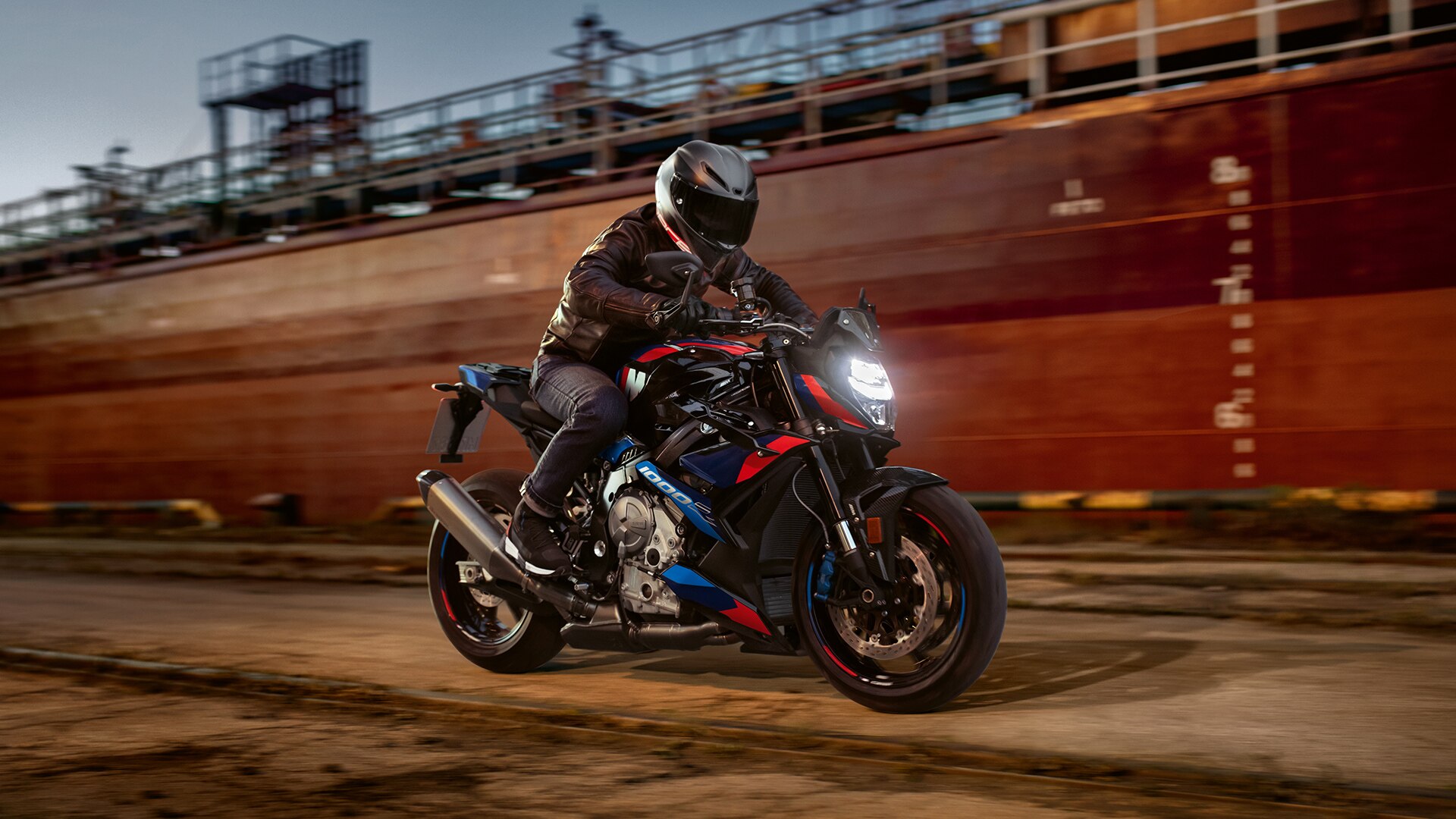 Film w serwisie YouTube o modelu M 1000 R, motocykla typu Hyper Dynamic Roadster marki BMW Motorrad