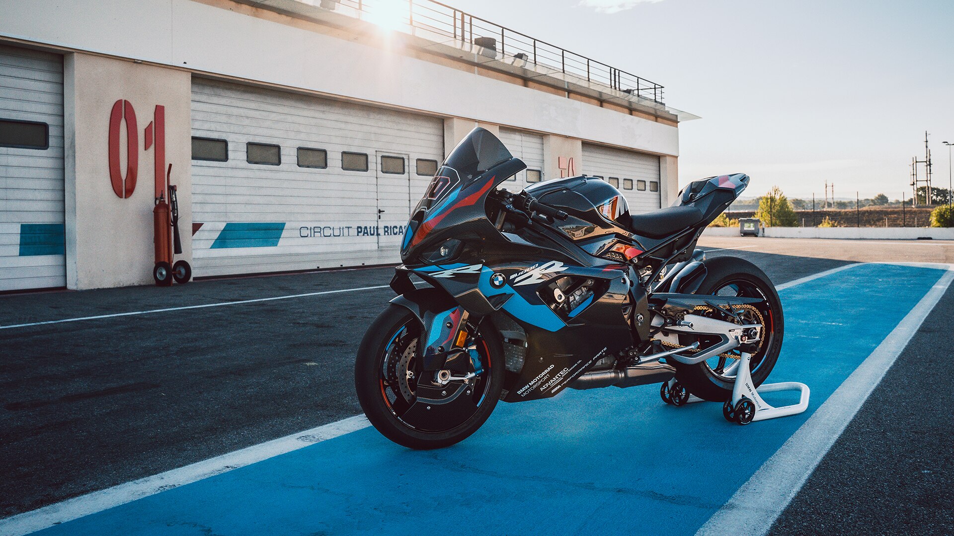 Film w serwisie YouTube o modelu M 1000 RR, motocyklu typu superbike na tor wyścigowy marki BMW Motorrad