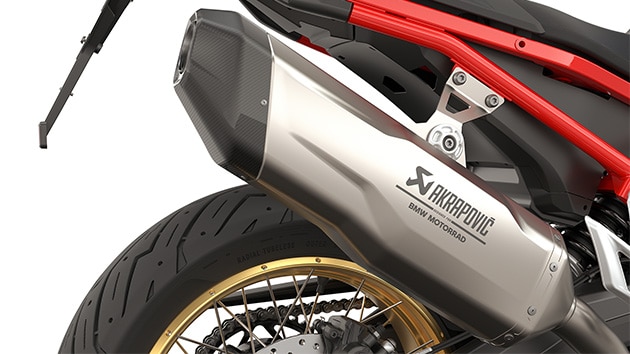 F 900 GS marki BMW Motorrad z końcówką tłumika Akrapovič