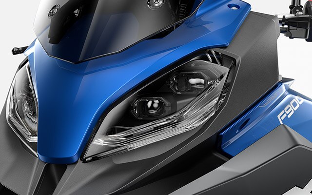 Widzimy światła BMW F 900 XR.