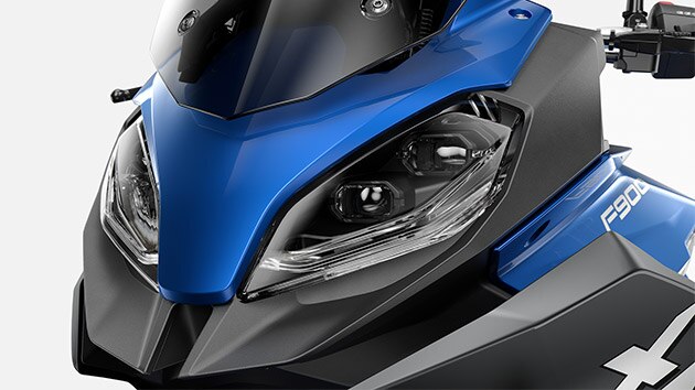 Widzimy światła BMW F 900 XR.