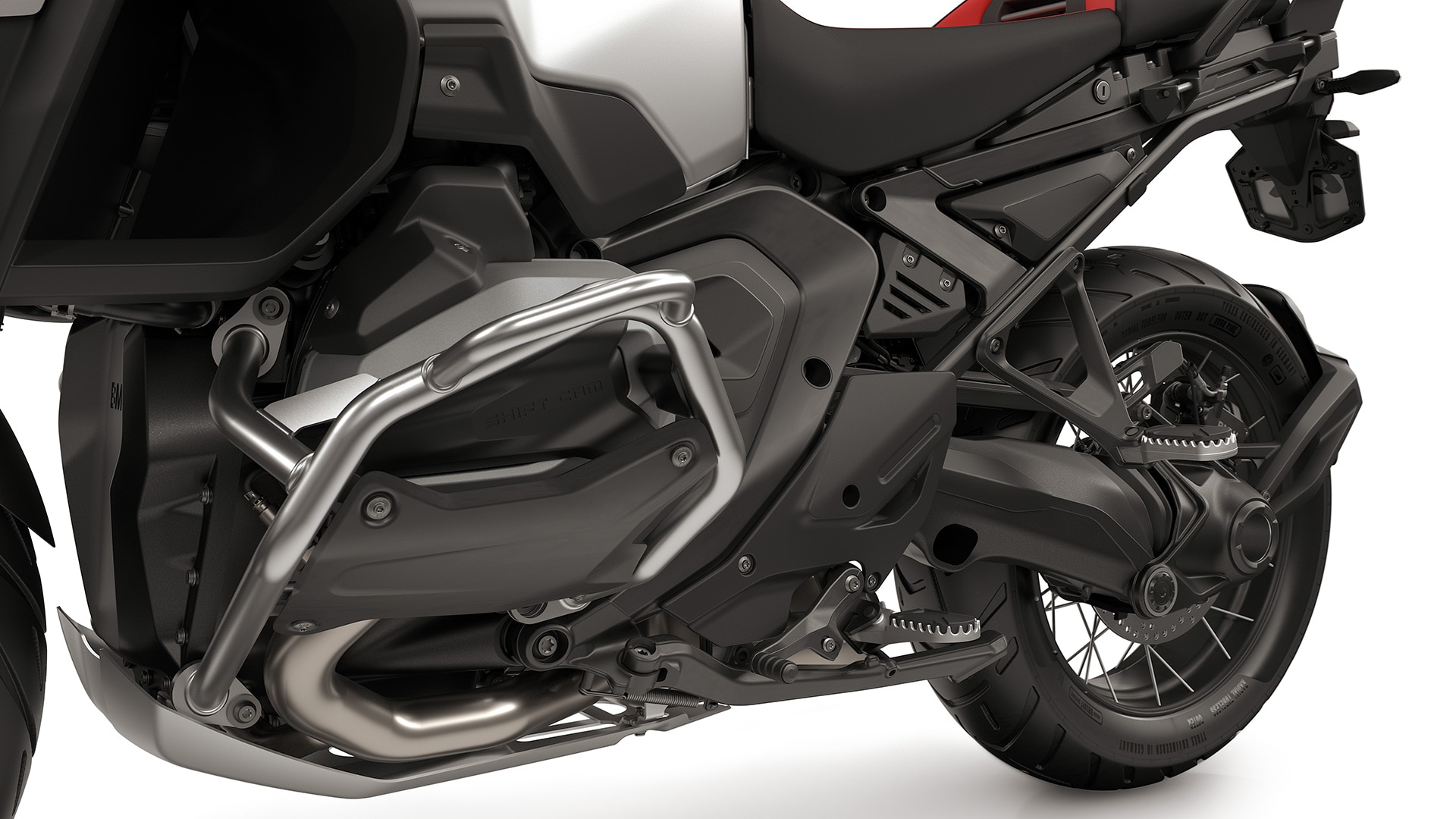 Funkcje enduro, takie jak większa osłona silnika, składana dźwignia hamulca i dźwignia zmiany biegów z regulacją, podnóżek enduro wraz z podnóżkiem pasażera