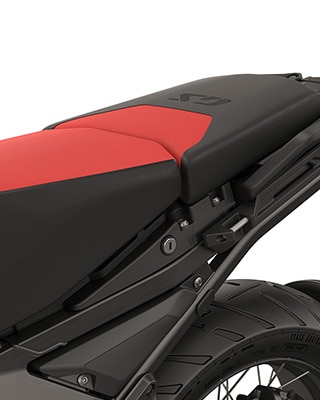 Wysokie sportowe siedzenie kierowcy i siedzenie pasażera (wygląd siedzenia rajdowego)