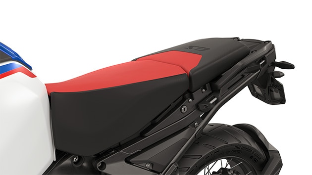 Wysokie sportowe siedzenie kierowcy i siedzenie pasażera (wygląd siedzenia rajdowego)