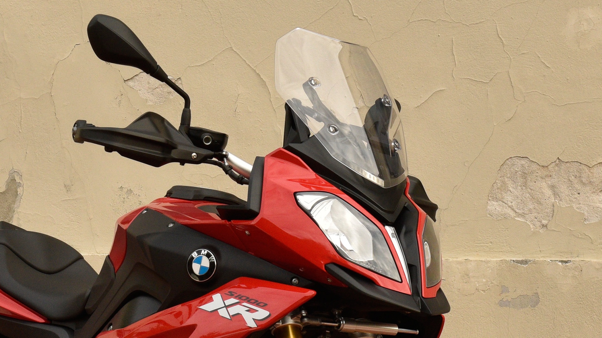 Szybę przednią S 1000 XR można wyregulować dwustopniowo