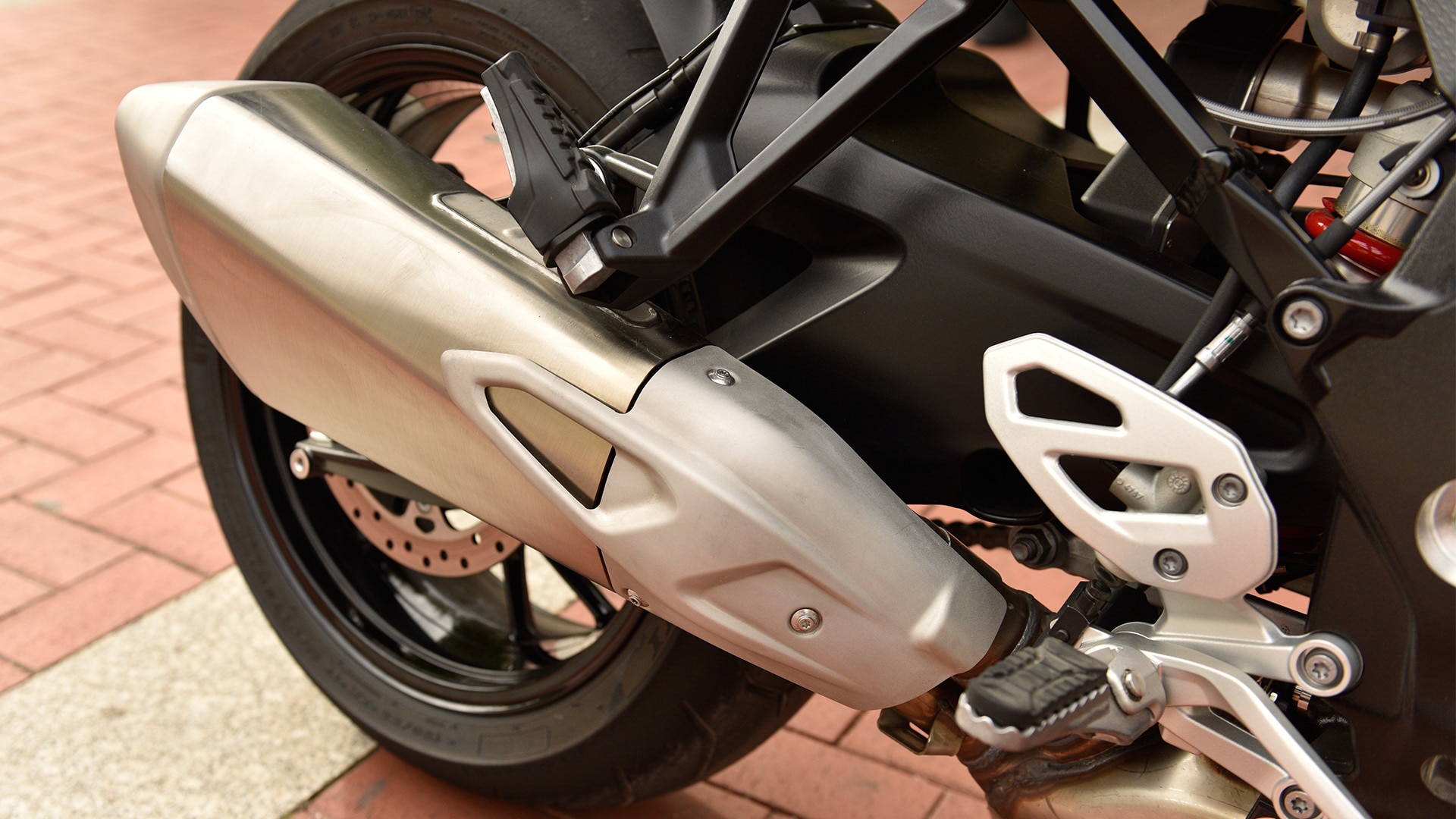 Końcówka tłumika S 1000 XR o zaskakującym designie