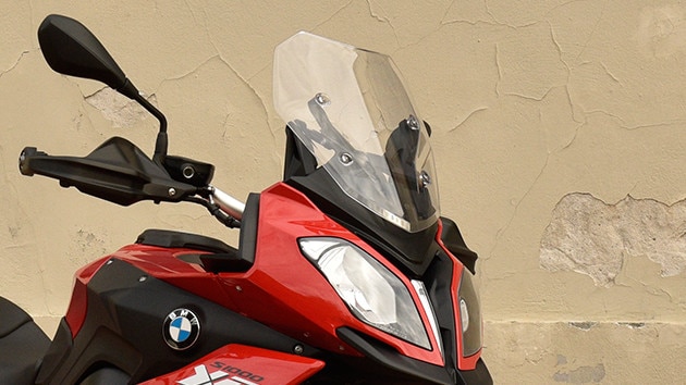 Szybę przednią S 1000 XR można wyregulować dwustopniowo