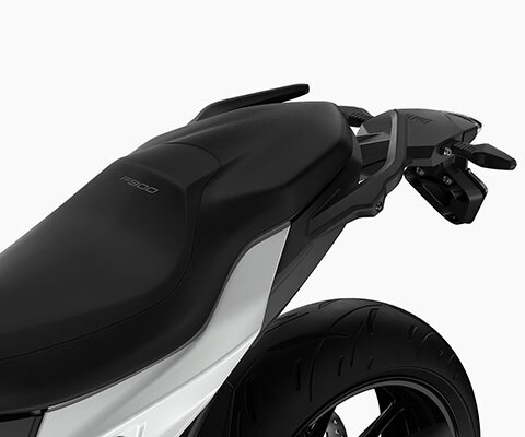 Widzimy siedzenie F 900 R. Dopasowuje się do wszystkich kierowców dzięki sześciu wysokościom siedzenia.