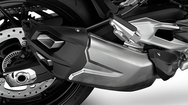 Krótki układ wydechowy podkreśla dynamikę F 900 R.