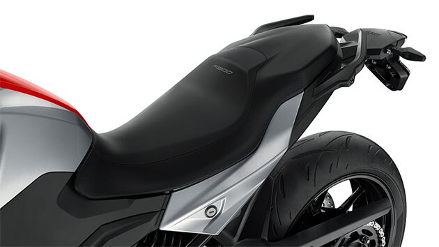 Oto kanapa F 900 R. Dzięki sześciu wysokościom jest na niej miejsce dla wszystkich.