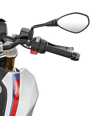 Widzimy kierownicę i elementy sterujące G 310 R.