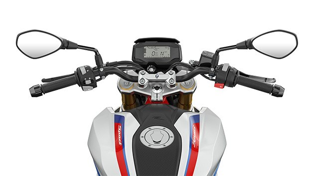 Widzimy kierownicę i elementy sterujące G 310 R.