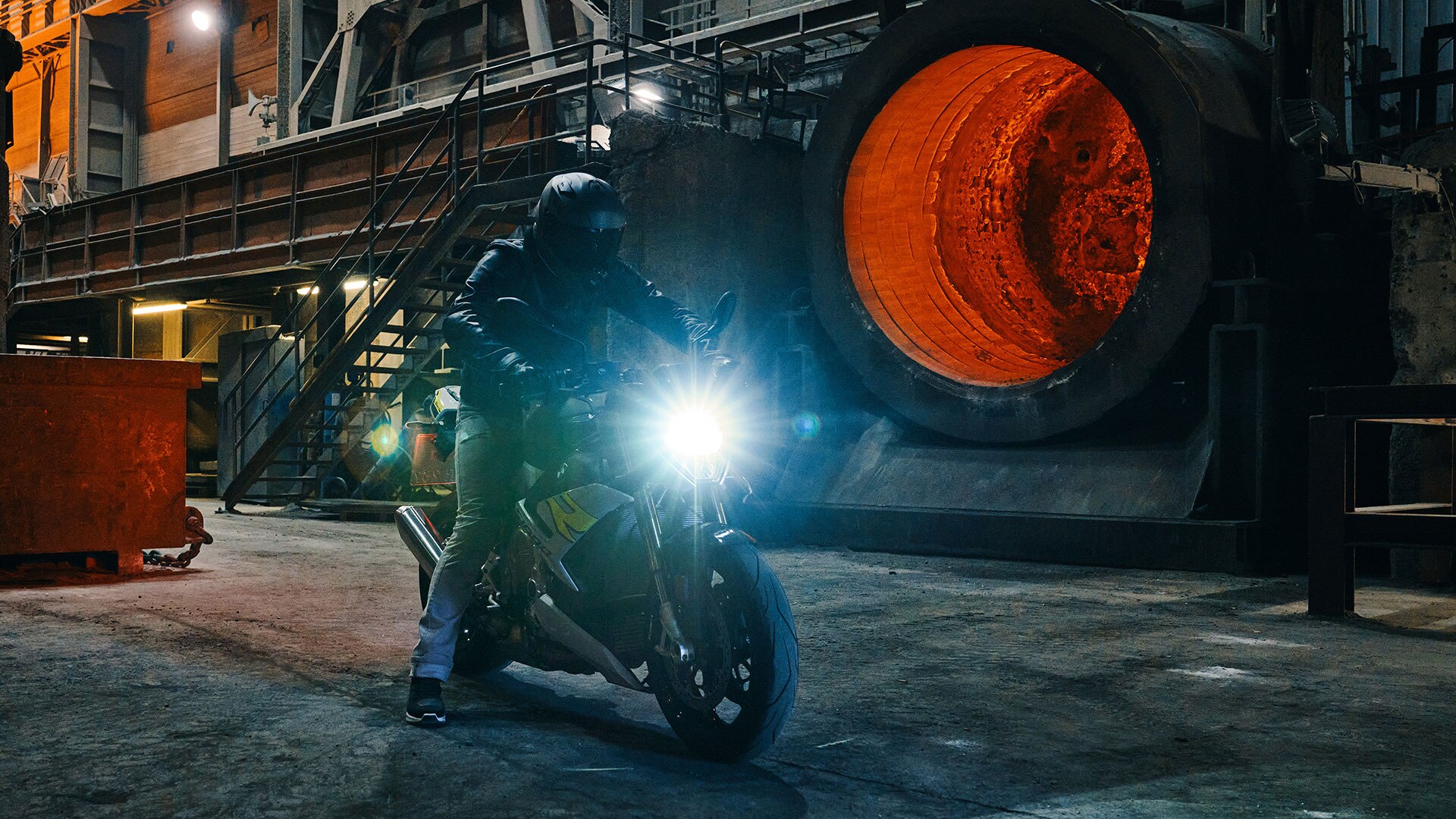 Na zdjęciu: model S 1000 R w legendarnych barwach M, jadący przed betonową ścianą.
