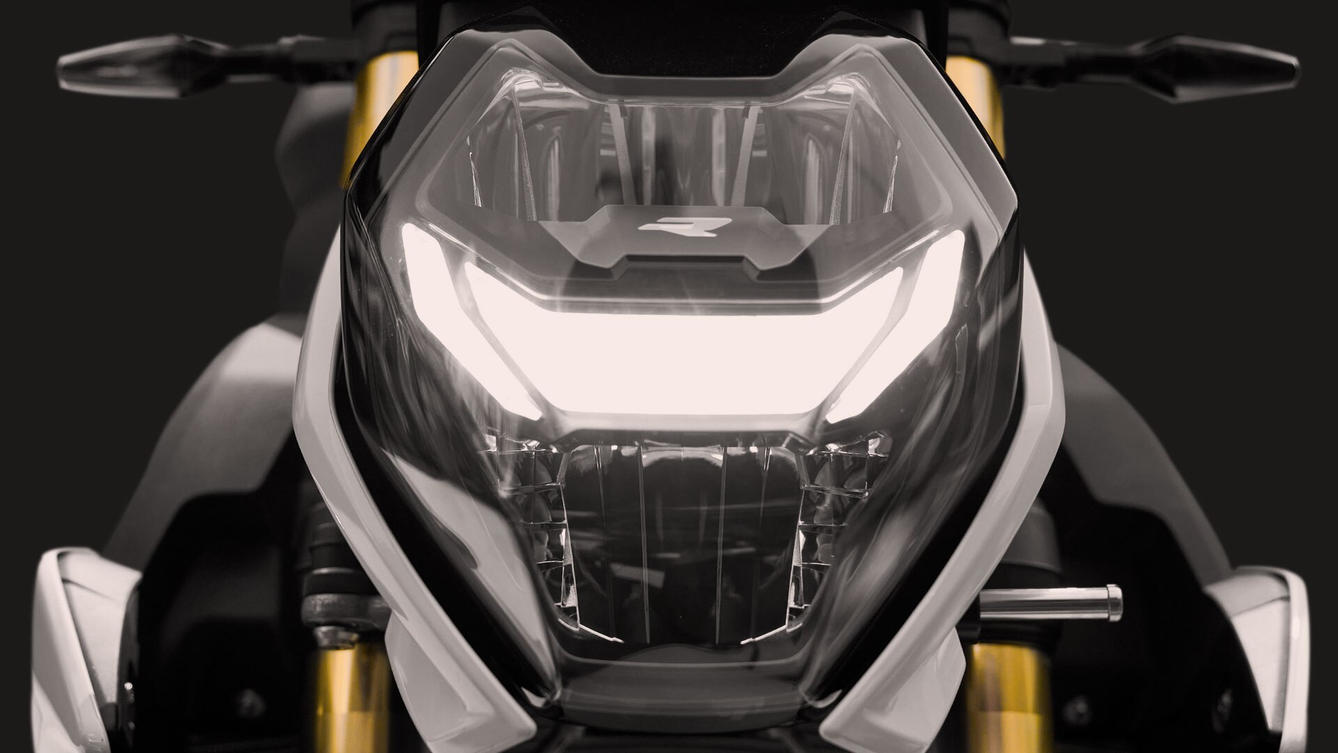 Na zdjęciu: reflektor LED w S 1000 R.