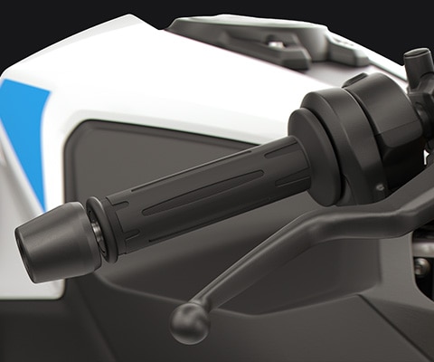 Regulowane dźwignie ręczne i podgrzewane manetki kierownicy w modelu F 450 RR marki BMW Motorrad