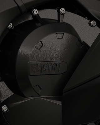 Zbliżenie na sześciocylindrowy silnik.