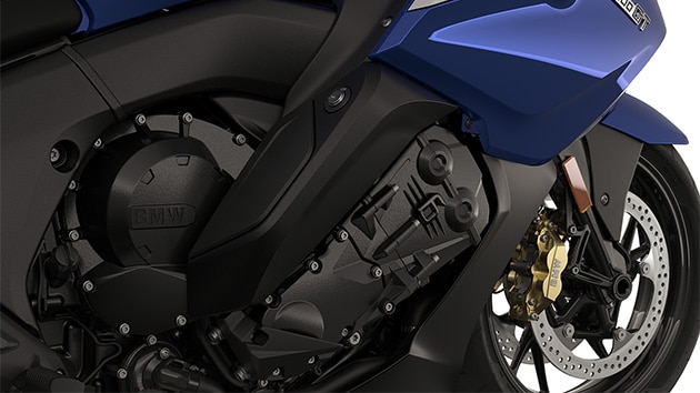 Zbliżenie na sześciocylindrowy silnik.