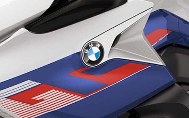 K 1600 GT w kolorach Lightwhite uni / Racingblue metallic / Racingred uni.
