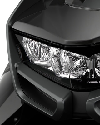 Na zdjęciu przód motocykla z reflektorami C 400 GT zaprojektowanymi w technologii LED.