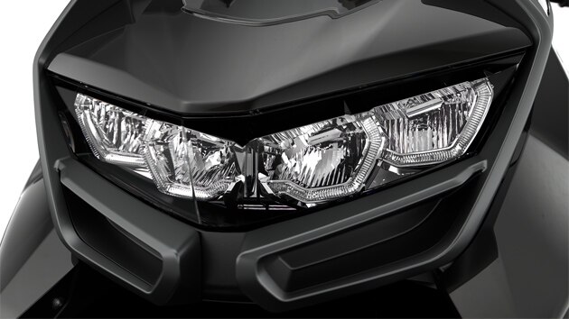Na zdjęciu przód motocykla z reflektorami C 400 GT zaprojektowanymi w technologii LED.
