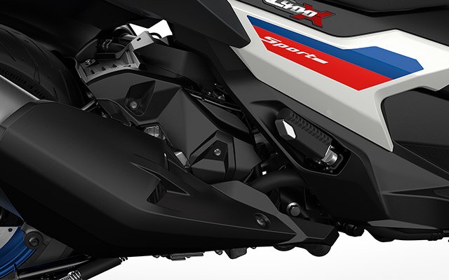 Widzimy jednocylindrowy silnik spalinowy z modelu C 400 X.