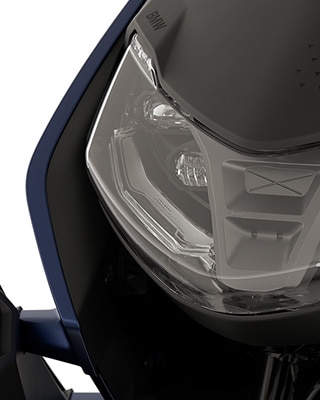 Przód BMW CE 04, zbliżenie na reflektory LED.