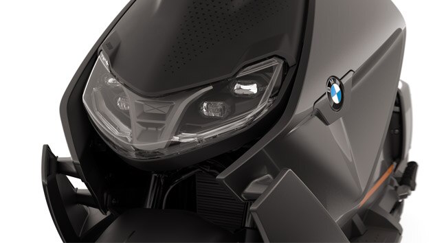 Przód BMW CE 04, zbliżenie na reflektory LED.