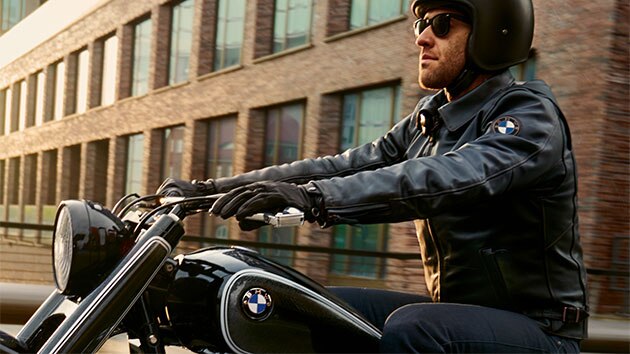 Kierowca siedzący swobodnie na motocyklu w skórzanej kurtce FlatTwin dla mężczyzn.