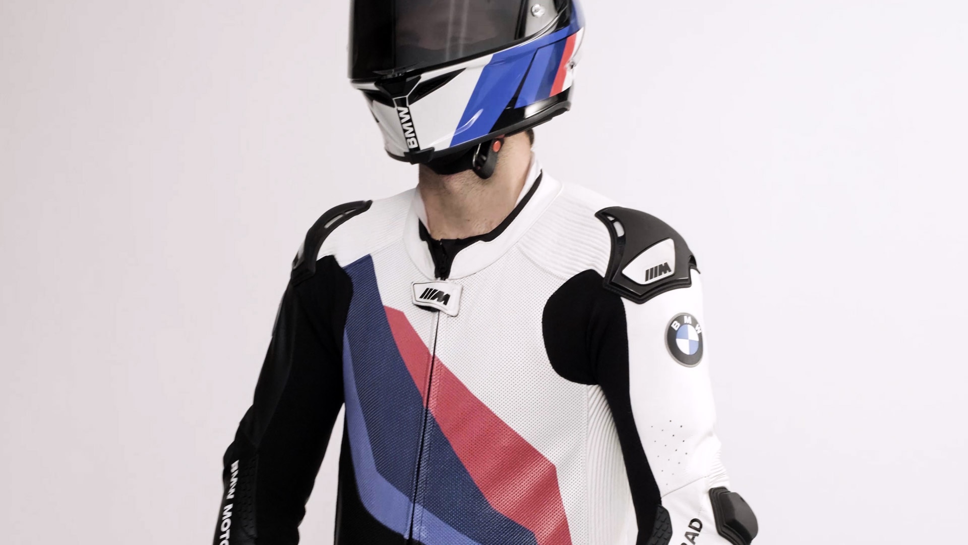Film prezentujący kombinezon M Pro Race Comp BMW Motorrad – z przemyślanymi funkcjami bezpieczeństwa dla wyścigowców.phisticated safety features for racers.